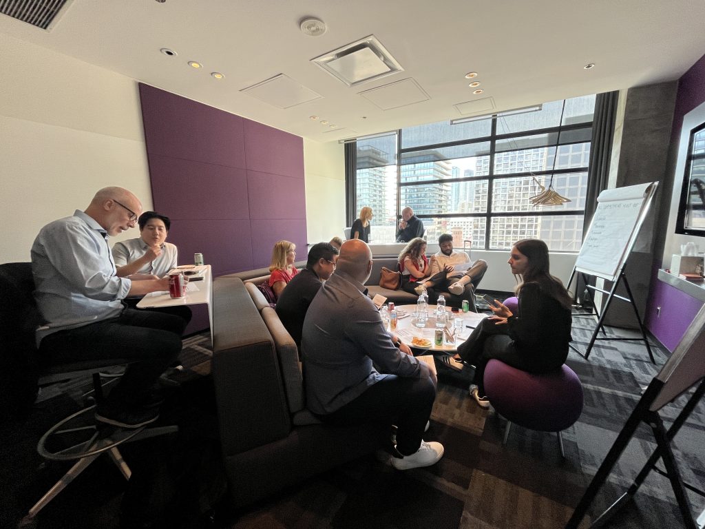 Office-employee_brainstorm2